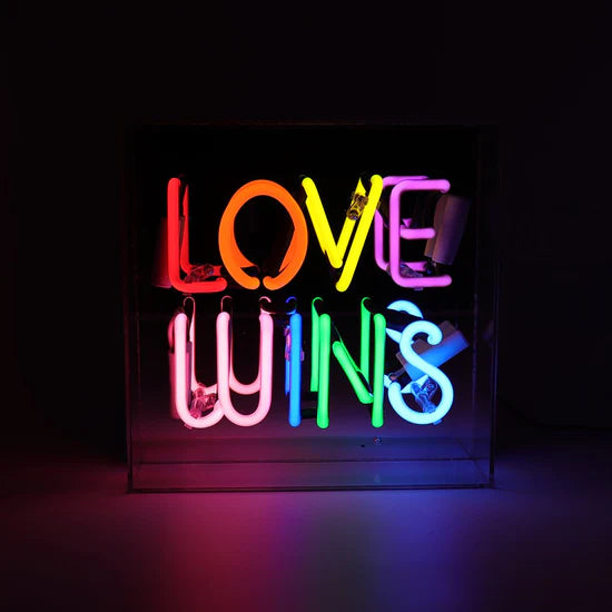 Scatola al neon "Love Wins"
